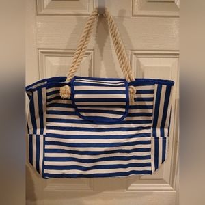 Large canvas tote with 2 side pockets and 1 inside pocket. Rope handles. New